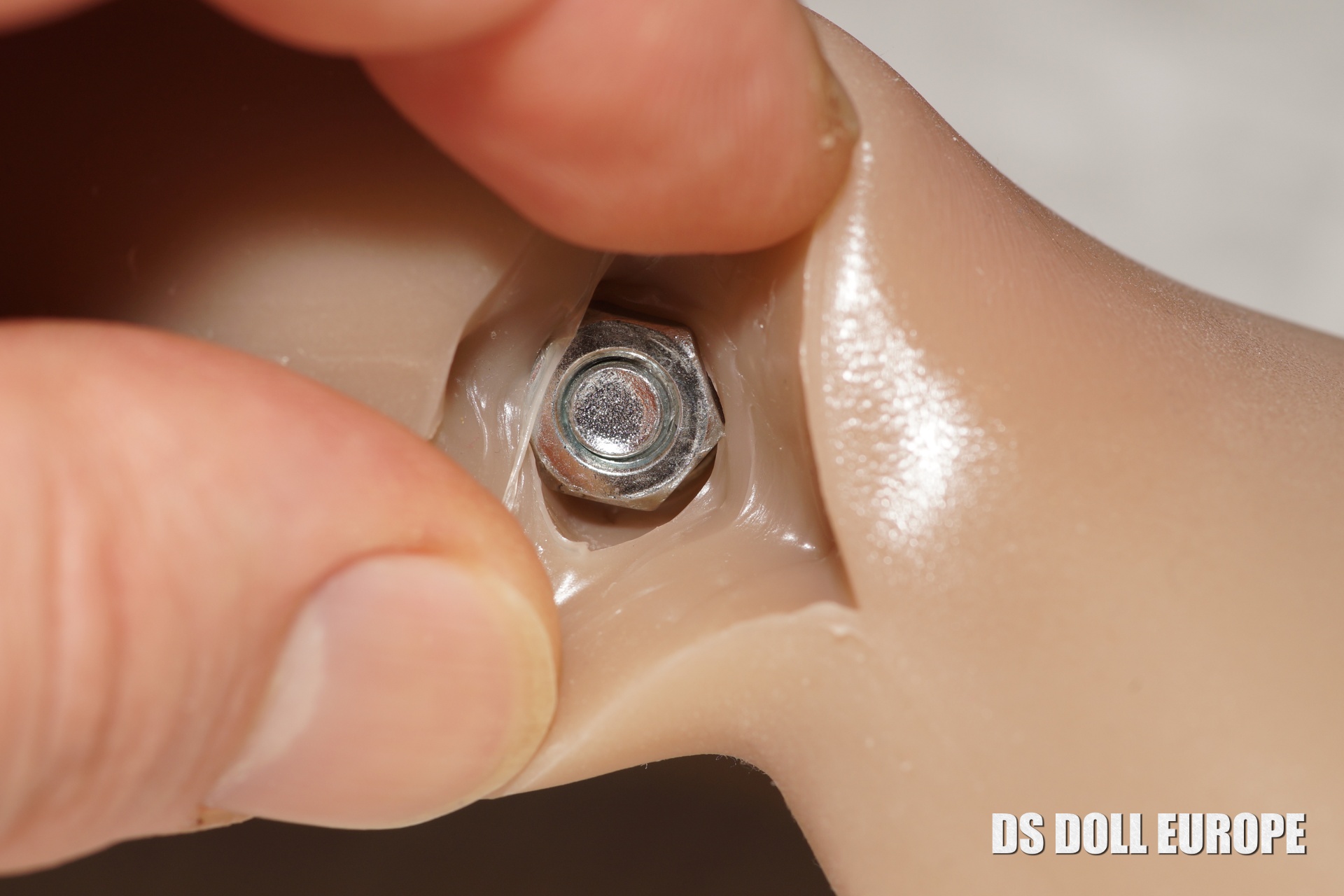 Locate the nut that needs to be tightend - Wrist Joint Repair